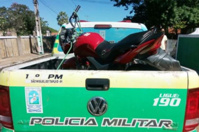 Pol�cia recupera motocicleta com registro de roubo em S�o Miguel do Tapuio