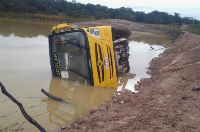 �nibus escolar tomba e cai dentro de a�ude com alunos em S�o Miguel do Tapuio
