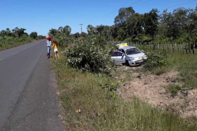 Motorista perde controle e carro capota em curva da PI-113 em Cabeceiras do Piau�