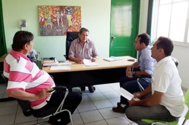 Prefeito de S�o Miguel do Tapuio assina Ordem de Servi�o para pavimenta��o de ruas