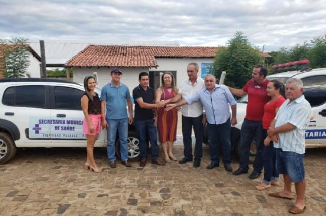 Prefeito Oscar Bandeira entrega mais um ve�culo para a sa�de na grande regi�o da baixinha
