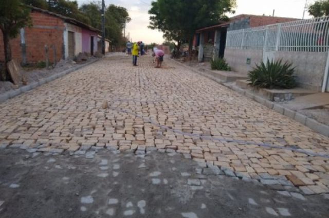 Prefeitura inicia obra de cal�amento nas ruas Nazar� Neves e Edigar Miranda