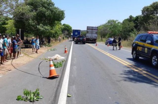 Colis�o traseira entre caminh�o e moto deixa feridos e uma v�tima fatal na BR 343 em Altos