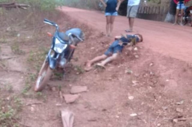 Jovem sofre acidente de moto em Jos� de Freitas ap�s se desequilibrar em estrada carro�al