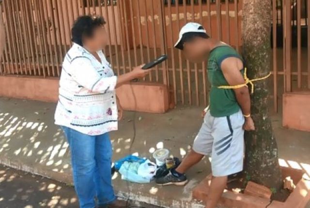 Suspeito de furtar casa incendiada � amarrado a �rvore�por moradores em SP