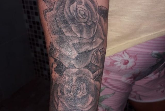 Dona de casa substitui tatuagem de p�nis por flores porque n�o consegue emprego