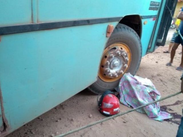Motociclista morre esmagado por pneu dianteiro de �nibus na cidade de Uni�o