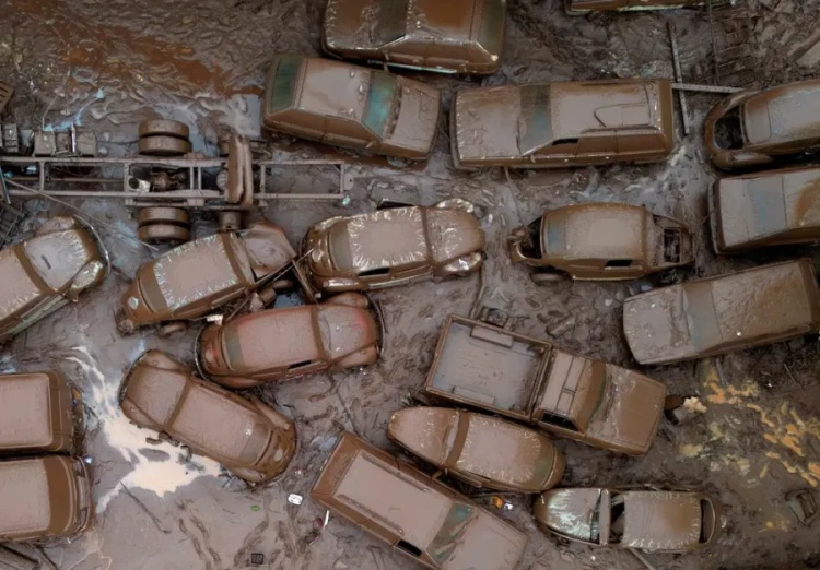 Imagem de drone do dia 3 de maio de 2024 mostra pilha de carros soterrados por enchente na cidade de Encanto após fortes chuvas que caíram sobre o Rio Grande do Sul