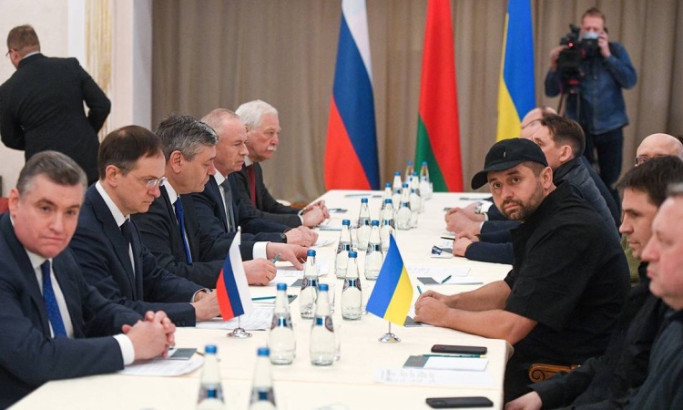 Emissários dos governos russo (à esquerda) e ucraniano (à direita) na mesa de negociações na região de Gomel na Bielorrússia Foto: Alexander Kryazhev / POOL/TASS via