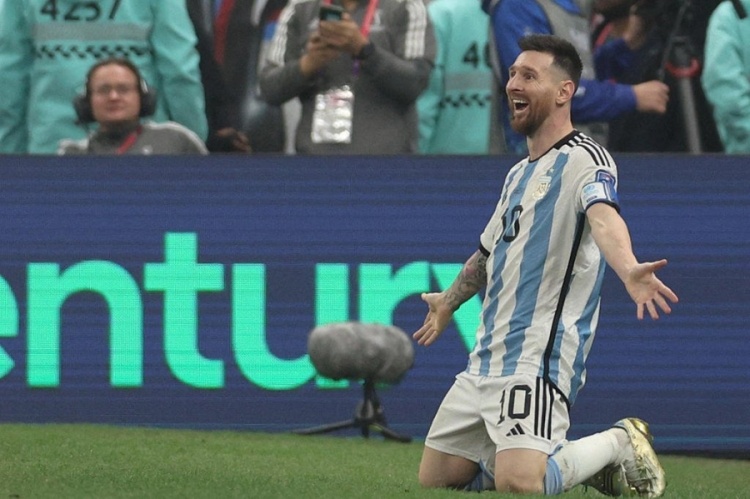 Messi comemora o terceiro gol da Argentina, já na prorrogação  Adrian DENNIS / AFP