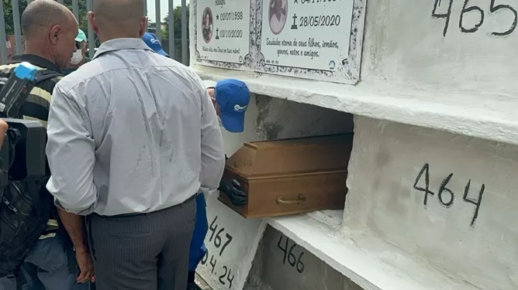Corpo de Paulo Roberto Braga, idoso que teve a morte constatada em um banco, foi enterrado hoje no cemitério de Campo Grande, zona oeste do Rio de Janeiro