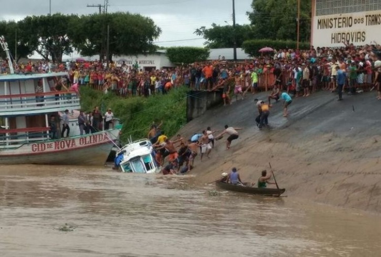 Populares se juntam para desvirar a embarcação. Fonte: Jornal A Crítica 