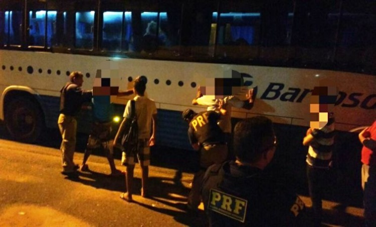 Vários passageiros foram revistados pela PRF, antes do suspeito ser identificado e detido