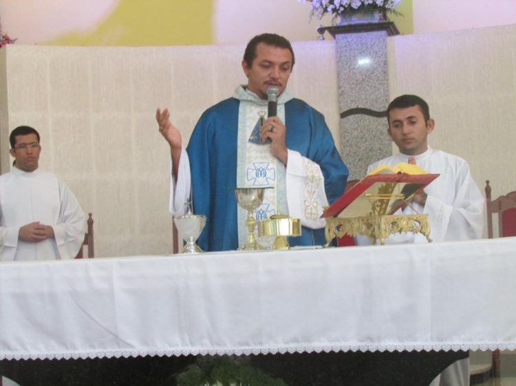 Padre Claudinei durante celebração da missa dos pais na Matriz de Altos. Foto: Reprodução