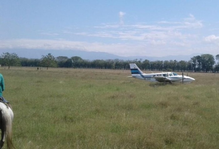 Avião foi encontrado abandonado em El Juncal, área rural de Aguachica, distante 15 quilômetros do local do roubo (Foto: El Tiempo/Colômbia)