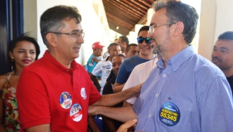 Aluísio Martins e Antonio Félix se cumprimentam durante a campanha eleitoral de 2014. Foto: Arquivo