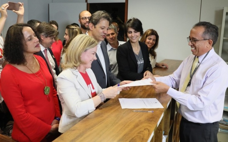 Presidente do PT, Gleisi Hoffmann, entrega registro da candidatura de Lula a servidor do TSE (Foto: Nelson Jr./ASCOM/TSE). Fonte: G1