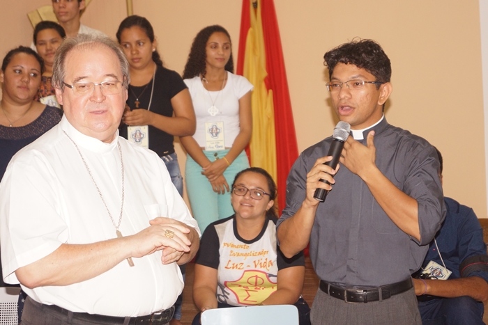 Dom Eduardo (Bispo de So Raimundo Nonato) e Padre Marcos Rogrio durante o dia da unidade do Retiro do Luz-Vida, em 2016.
