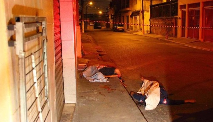 O bar fica na rua Ant?nio Benedito Ferreira, no Jardim Munhoz, e dez pessoas foram baleadas e mortas