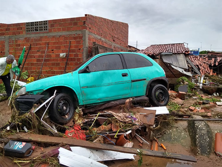 Cen?rio de destrui??o no Parque Rodovi?rio, na zona Sul de Teresina (Foto: Gorete Santos/ TV Cidade Verde)