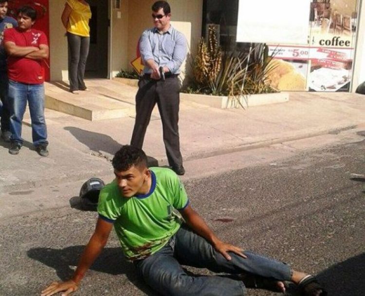 Depois de baleado, bandido ficou sob a mira da arma do promotor até a chegada da polícia e do SAMU