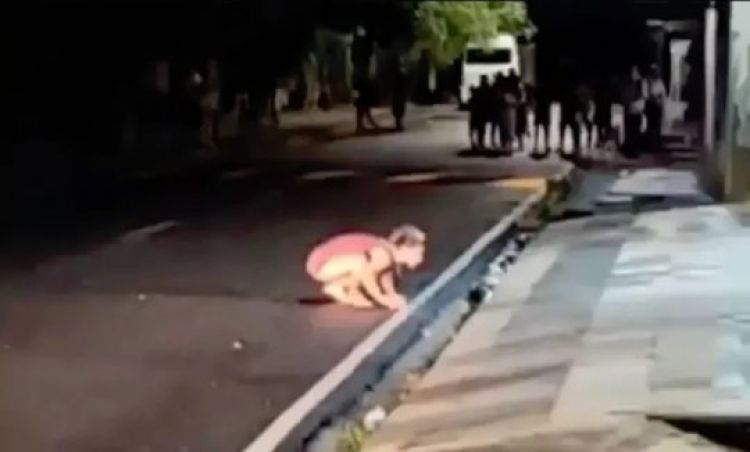 Dayse Monique se agachou na frente do motel e gritou para o marido sair - Foto: Reprodução