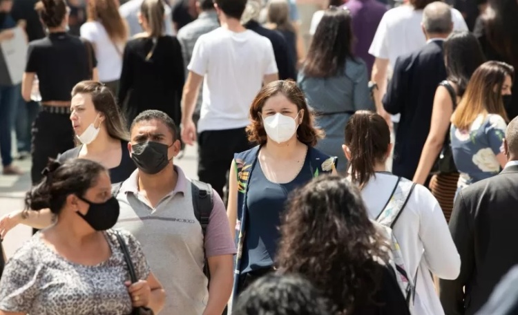 20.dez.2021 - Pedestres usando máscara na avenida Paulista, em São Paulo Imagem: Daniel Teixeira/Estadão Conteúdo