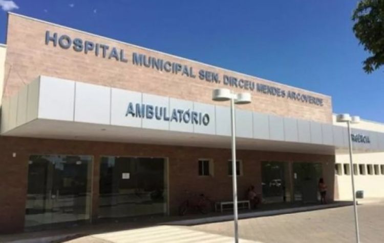 Jovem foi levada para o hospital municipal de Água Branca — Foto: Ascom Prefeitura