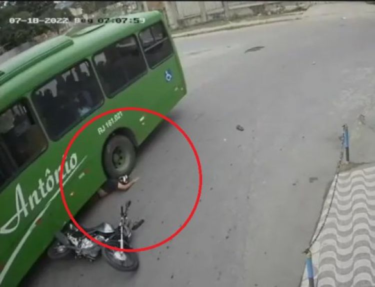 Motoqueiro cai e vai parar embaixo da roda de um ônibus no RJ — Foto: Reprodução
