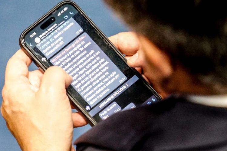 Ciro Nogueira é flagrado lendo mensagens no grupo "Ministros Bolsonaro"