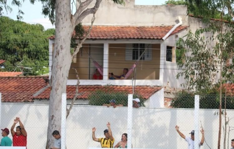 Torcedor acompanha partida deitado em uma rede, no Piauí — Foto: Pablo Cavalcante/ge