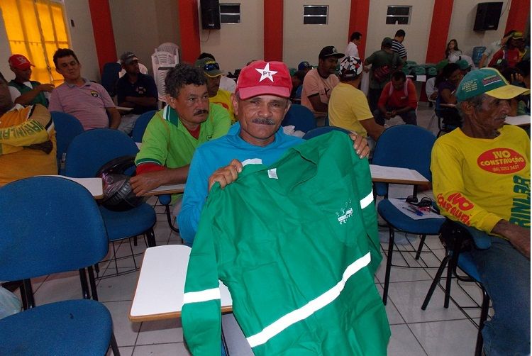 Benício Machado exibe o novo uniforme (Foto: Divulgação)