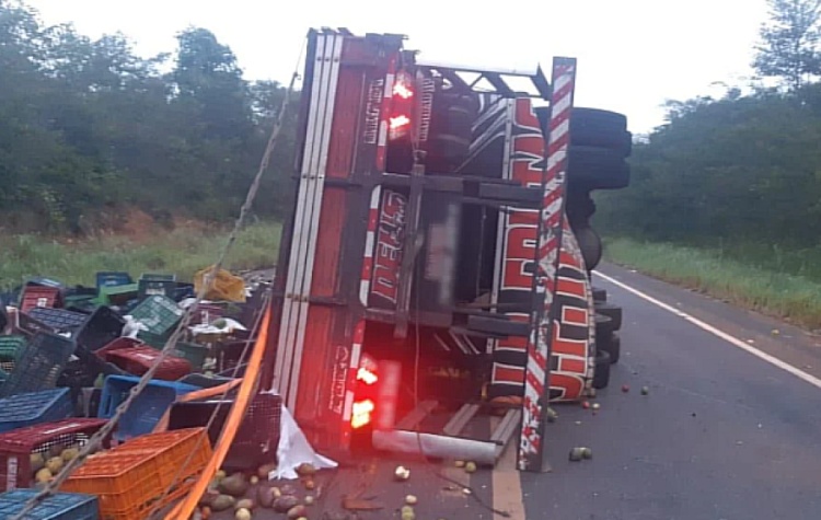 Caminhão tomba na BR-316 e motorista sofre escoriações em Elesbão Veloso - Foto: Divulgação/PRF