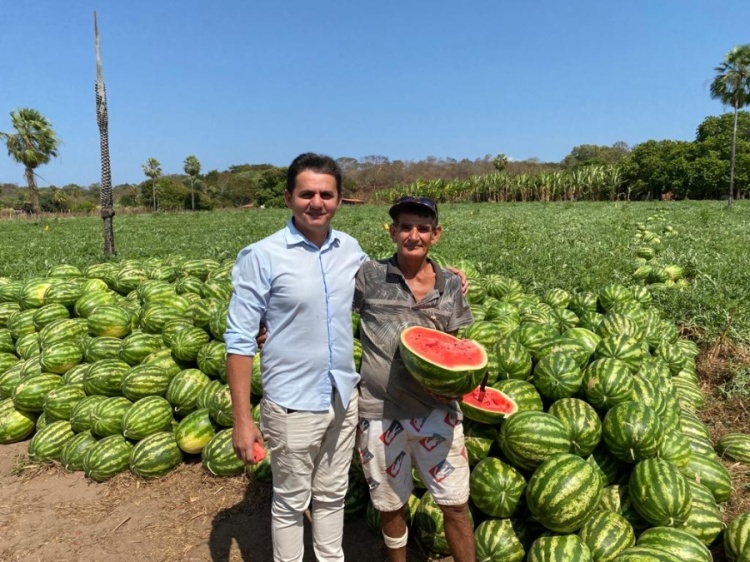 Prefeito Hilton Gomes comemora o sucesso da safra de melancia