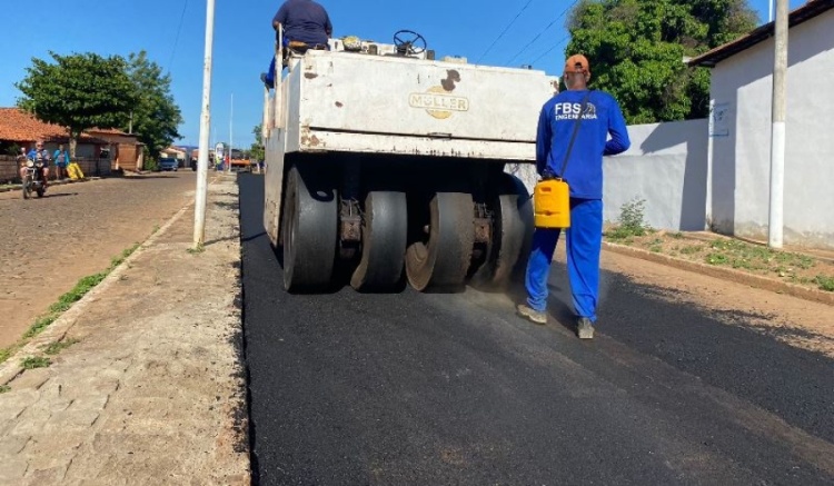 Foto de obra de asfalto em Sigefredo Pacheco (PI). Foto: Arquivo/Em Foco 