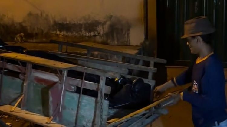 Foto: Idoso sendo levado ao IML de carroça 