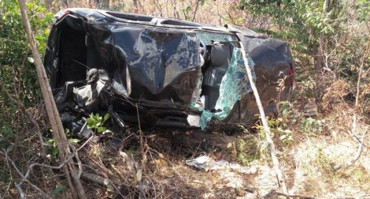 Consciente após o acidente, o motorista preferiu não se identificar, mas confessou que “saiu da pista porque estava com muto sono”.