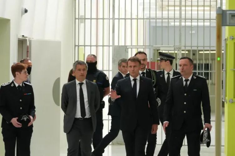 Presidente da França visitando a prisão de Vendin-le-Vieil, na França
