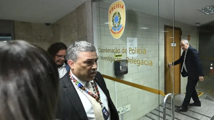 O presidente da Conafer, Carlos Roberto Ferreira Lopes, sendo conduzido à Polícia Legislativa - Foto: Agência Senado