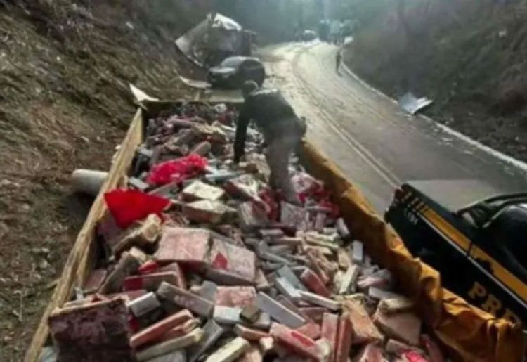 Carga de maconha recuperada após acidente | Foto: Divulgação/PRF