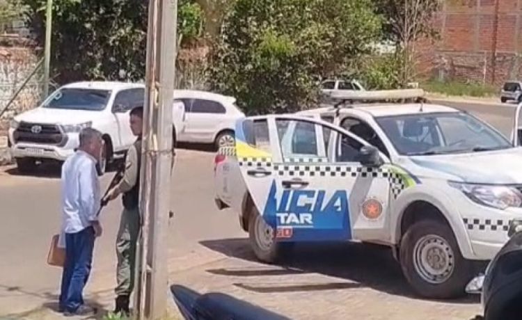 Suspeito sendo conduzido 