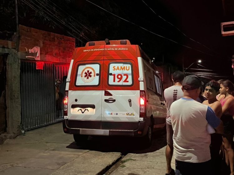 Ambulância do Samu acionada para homicídio na Zona Leste de Teresina — Foto: Gabriely Corrêa/g1