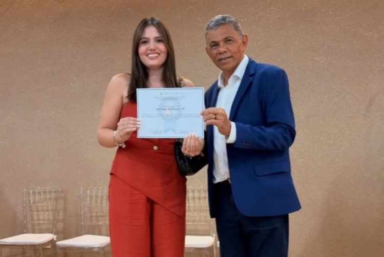  Secretária Ivinny Gomes au lado do Secretário João de Deus - Foto: Ascom