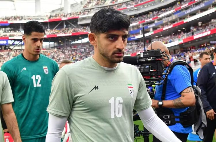 Mehdi Torabi (à frente) durante o aquecimento da partida contra a Nova Zelândia. 