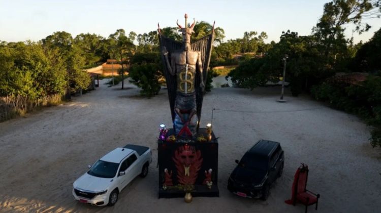 Estátua em homenagem ao Diabo, construída na Taíba, região metropolitana de Fortaleza. — Foto: Carlos Marlon/TVM
