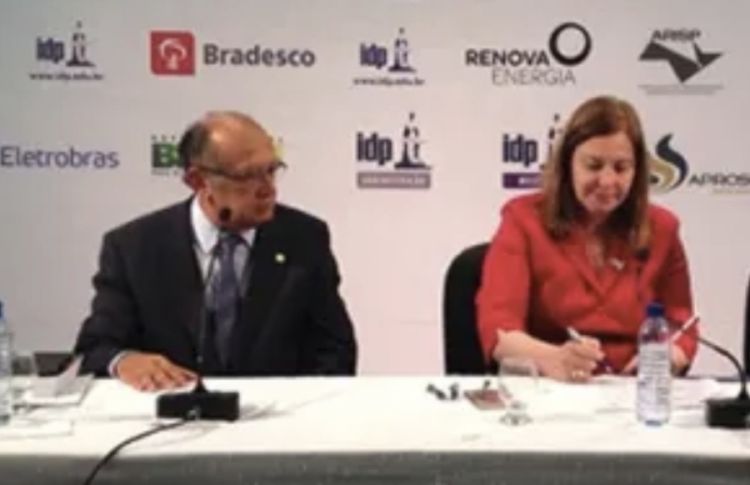 Gilmar Mendes e a advogada Dalide Corrêa, em evento da instituição de ensino fundada pelo ministro do STF | Foto: Reprodução/Redes sociais
