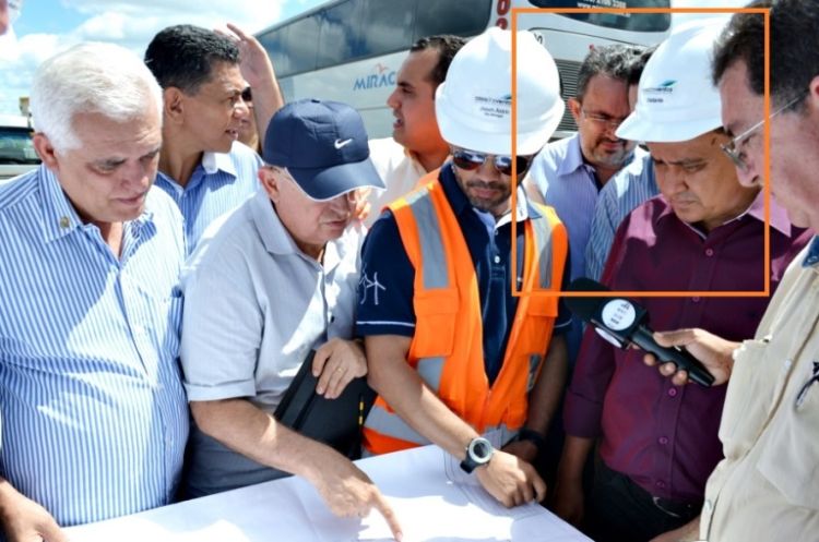 Aqui ele já aparece visitando obras com o petista