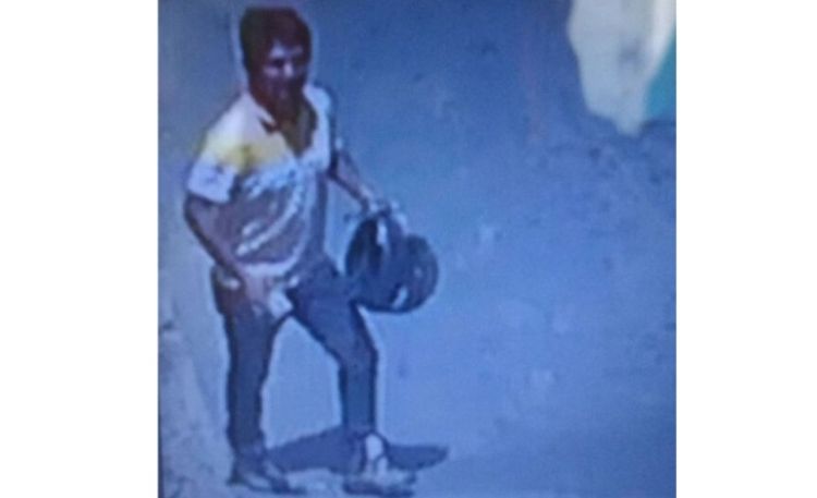 Assaltante que leva a moto que estava próximo ao colégio.