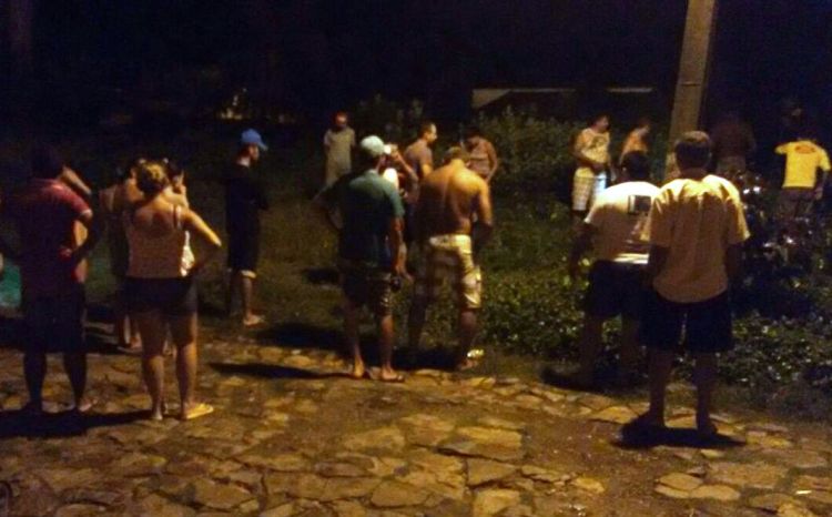 População ajuda polícia na busca pela arma 