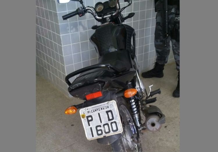 Motocilceta usada para assaltos a jovens no Complexo Valdir Fortes